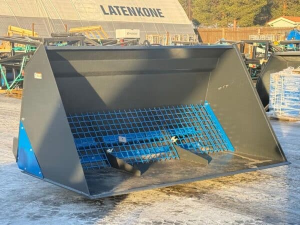 Laten Sand spreading bucket  4000L Volvo Bm - Image 3