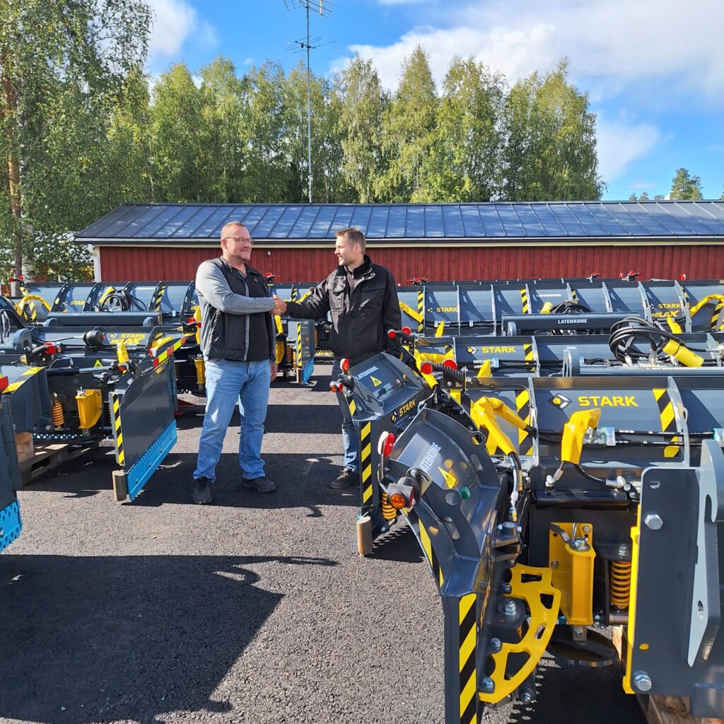 Lametal Lassi Mehtonen ja Latenkone Lasse Saarenpää kättelevät