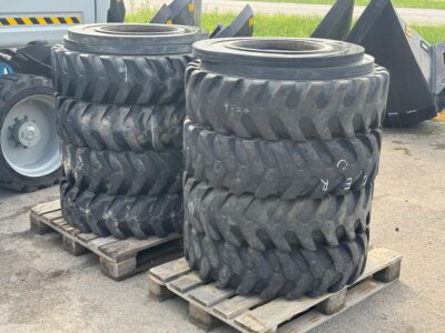 JCB 9.00 R20  renkaat ja vanteet 8 kpl sarja