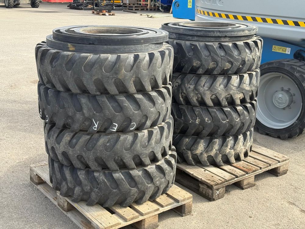 JCB 9.00 R20 tires and rims 8 pcs - Image 2