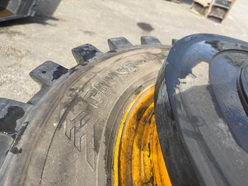 JCB 9,00 R20 däck och fälgar 8 st - Bild 4